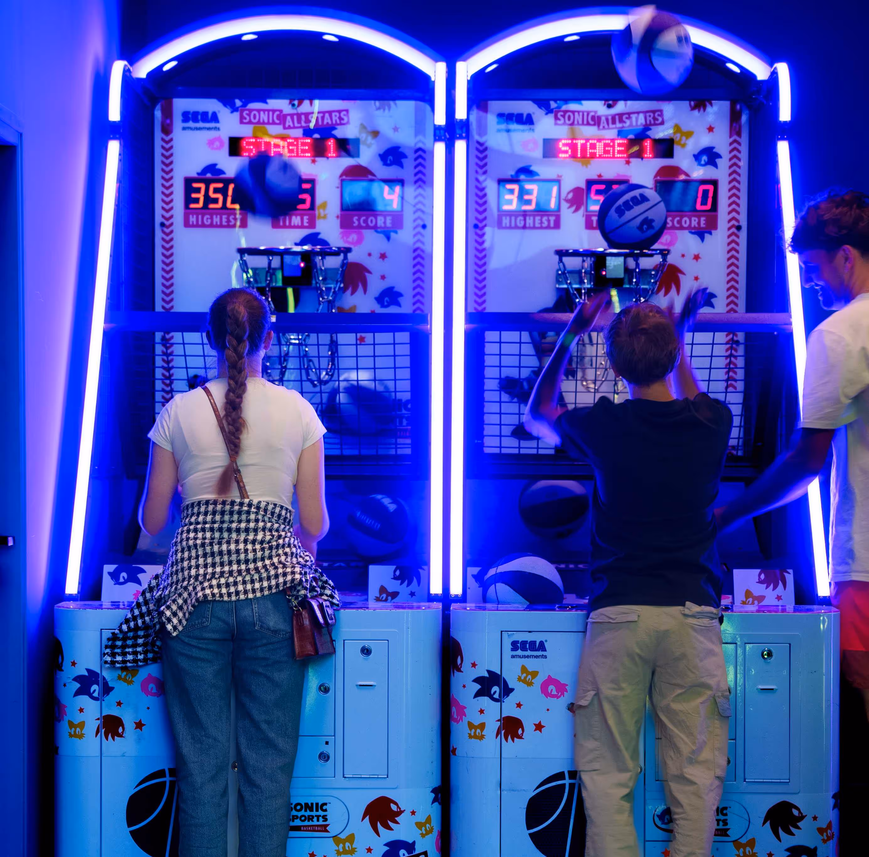 Deux joueurs sur la borne basketball - Game Joy