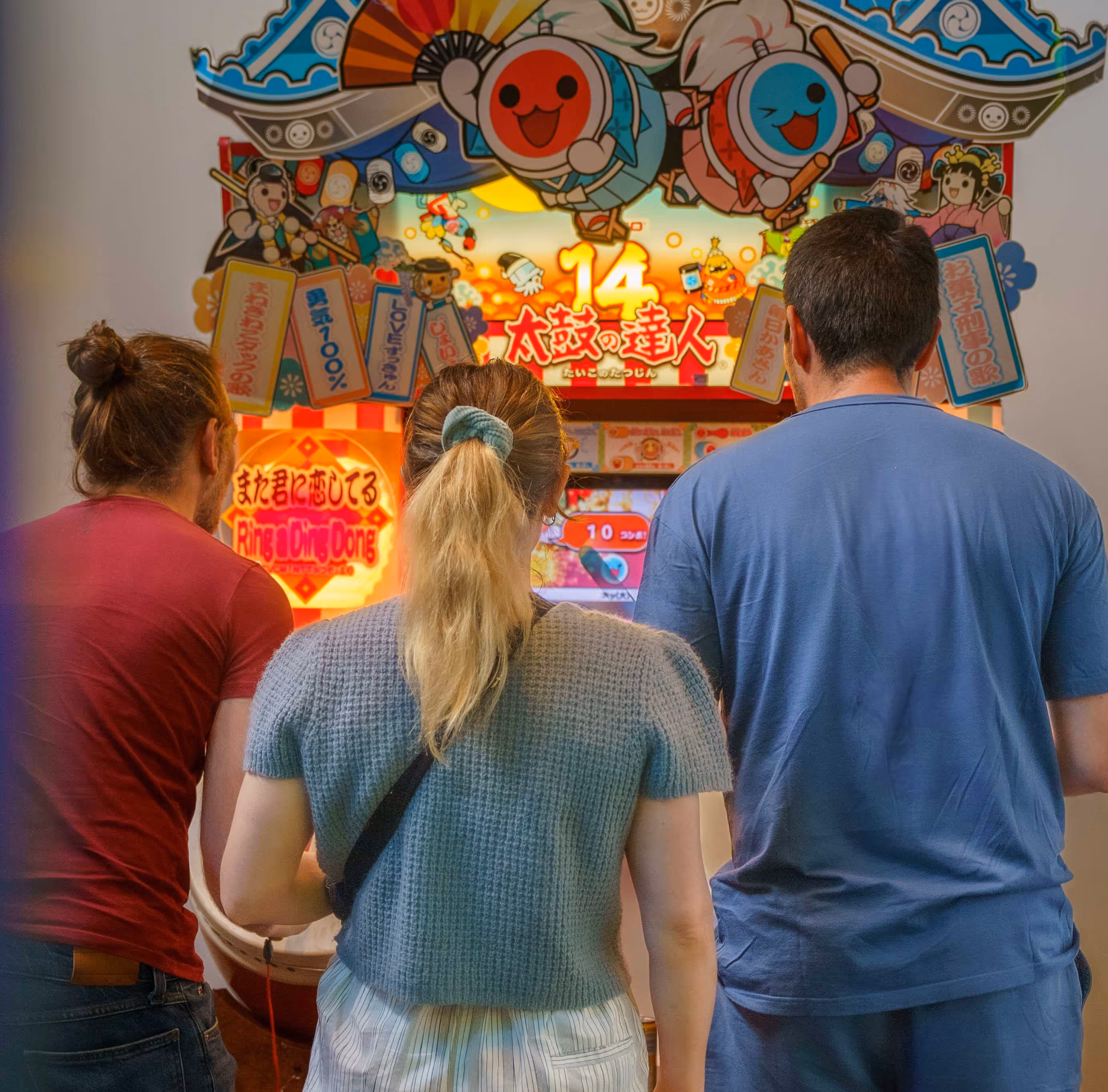 Trois collègues devant une borne rétro - Game Joy