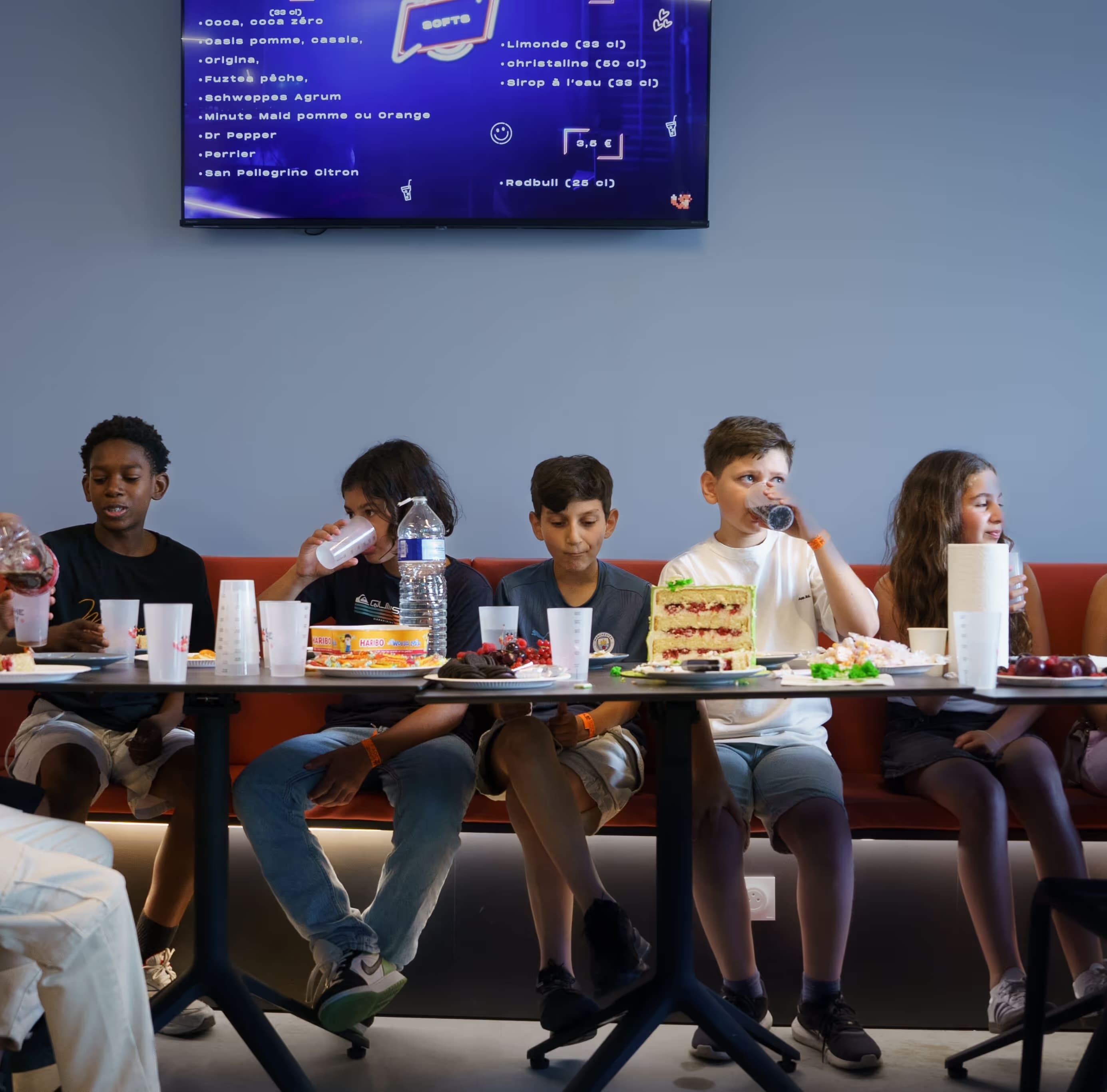 Enfants en fête dans l'espace anniversaire Game Joy